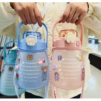 bình đựng nước hình bầu dục có vạch chia 1.3l kèm dây đeo bình đựng nước hình bầu dục có vạch chia 1.3l kèm dây đeo