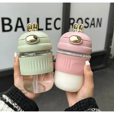 bình nước thuỷ tinh bọc silicon hình tai thỏ có nút bấm 400ml bình nước thuỷ tinh bọc silicon hình tai thỏ có nút bấm 400ml